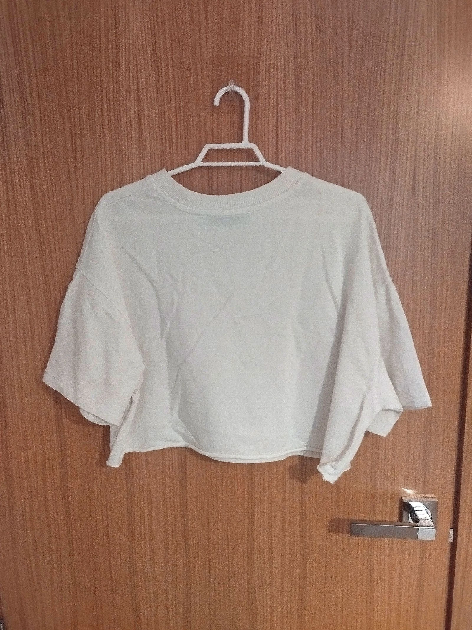 Top court style crop top large blanc avec lettres noires et fleurs roses - Breshka - Taille S – photo 3